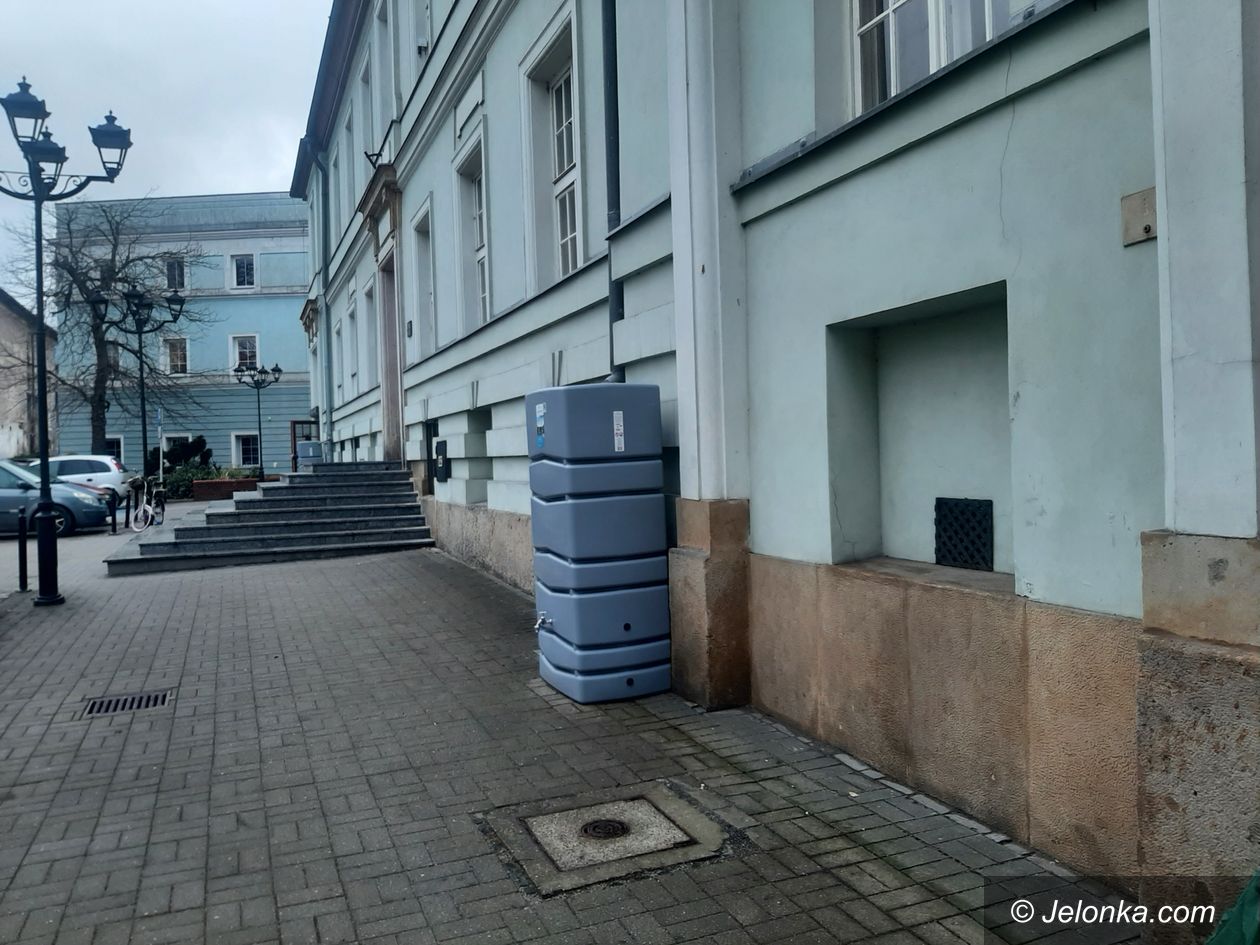 Kowary: W Kowarach przybywa pojemników na deszczówkę