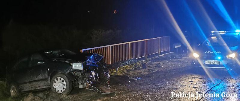 Kowary: Jechała po alkoholu i auto uderzyło w barierkę