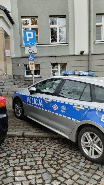 Jelenia Góra: Radiowóz na "kopercie"
