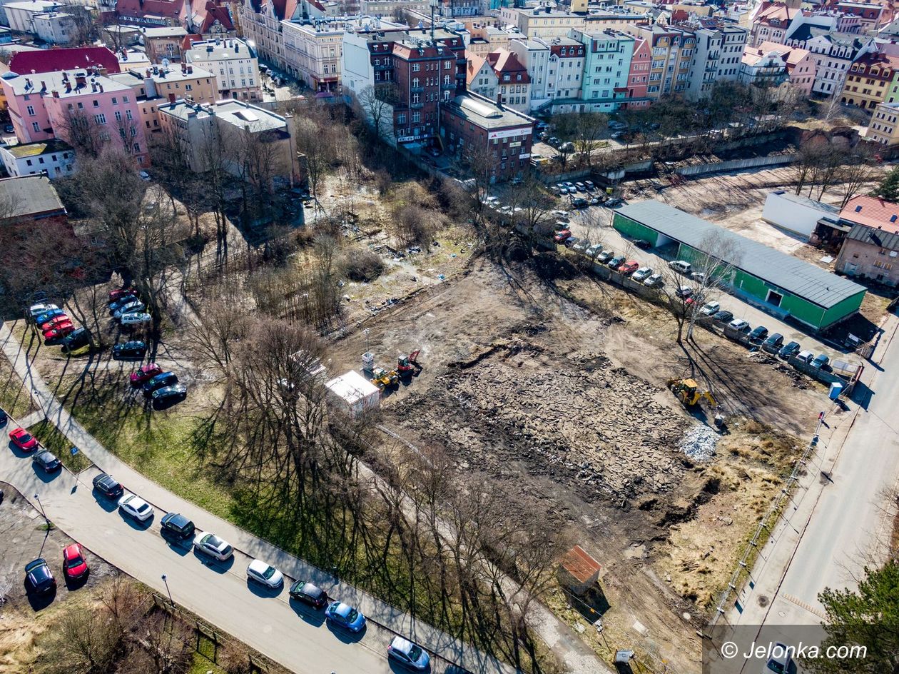 Jelenia Góra: Trwa budowa lodowiska