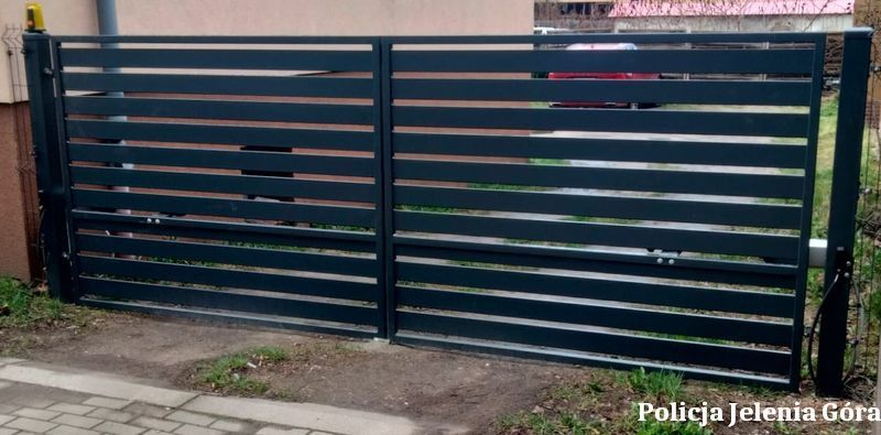 Jelenia Góra: Uszkodził bramę wjazdową