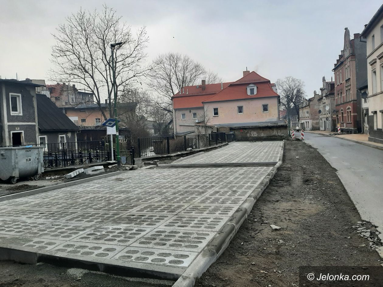 Kowary: Powstają parkingi na zaniedbanych placach
