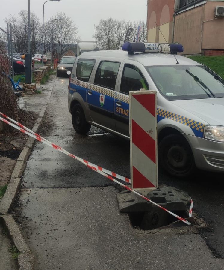 Jelenia Góra: Uszkodzenie pokrywy studzienki na ulicy Jasnej