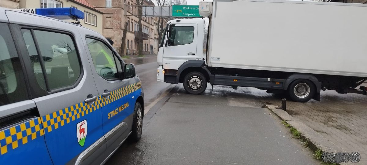 Jelenia Góra: Przyjechał z dostawą, zablokował chodnik