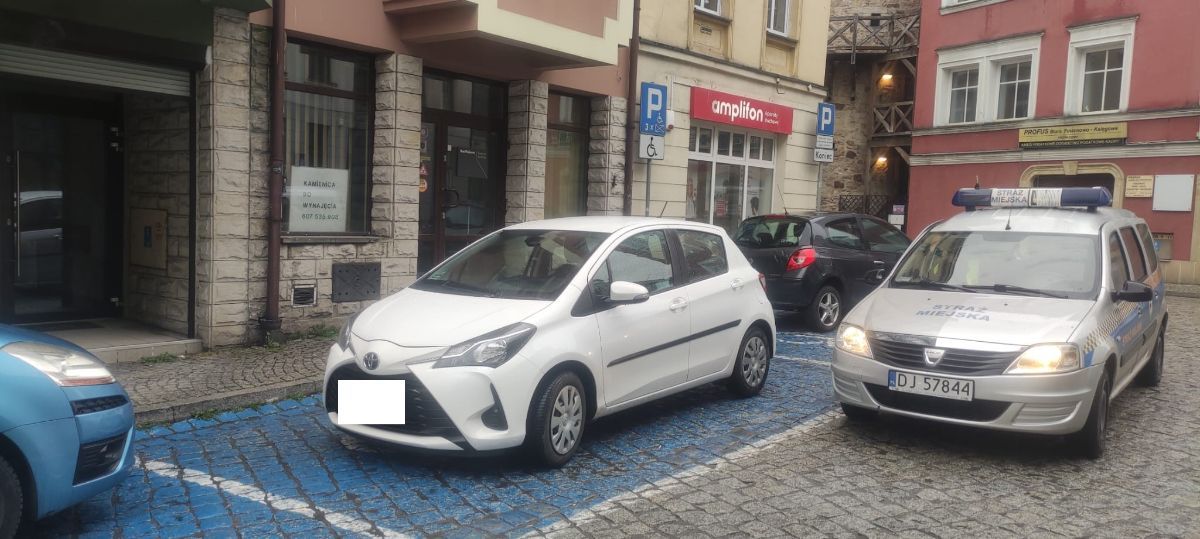 Jelenia Góra: Miejsca parkingowe dla osób niepełnosprawnych pod nadzorem strażników miejskich