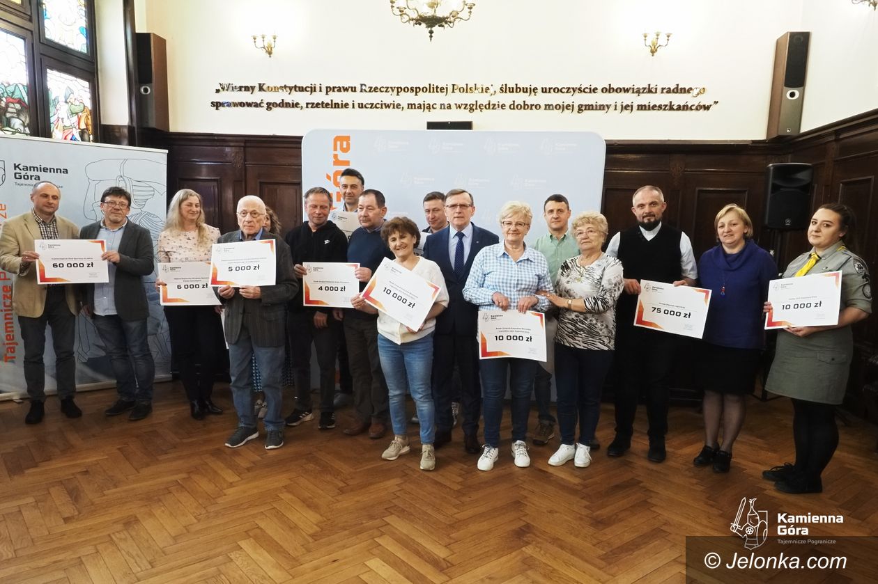 Kamienna Góra: Symboliczne czeki dla NGO