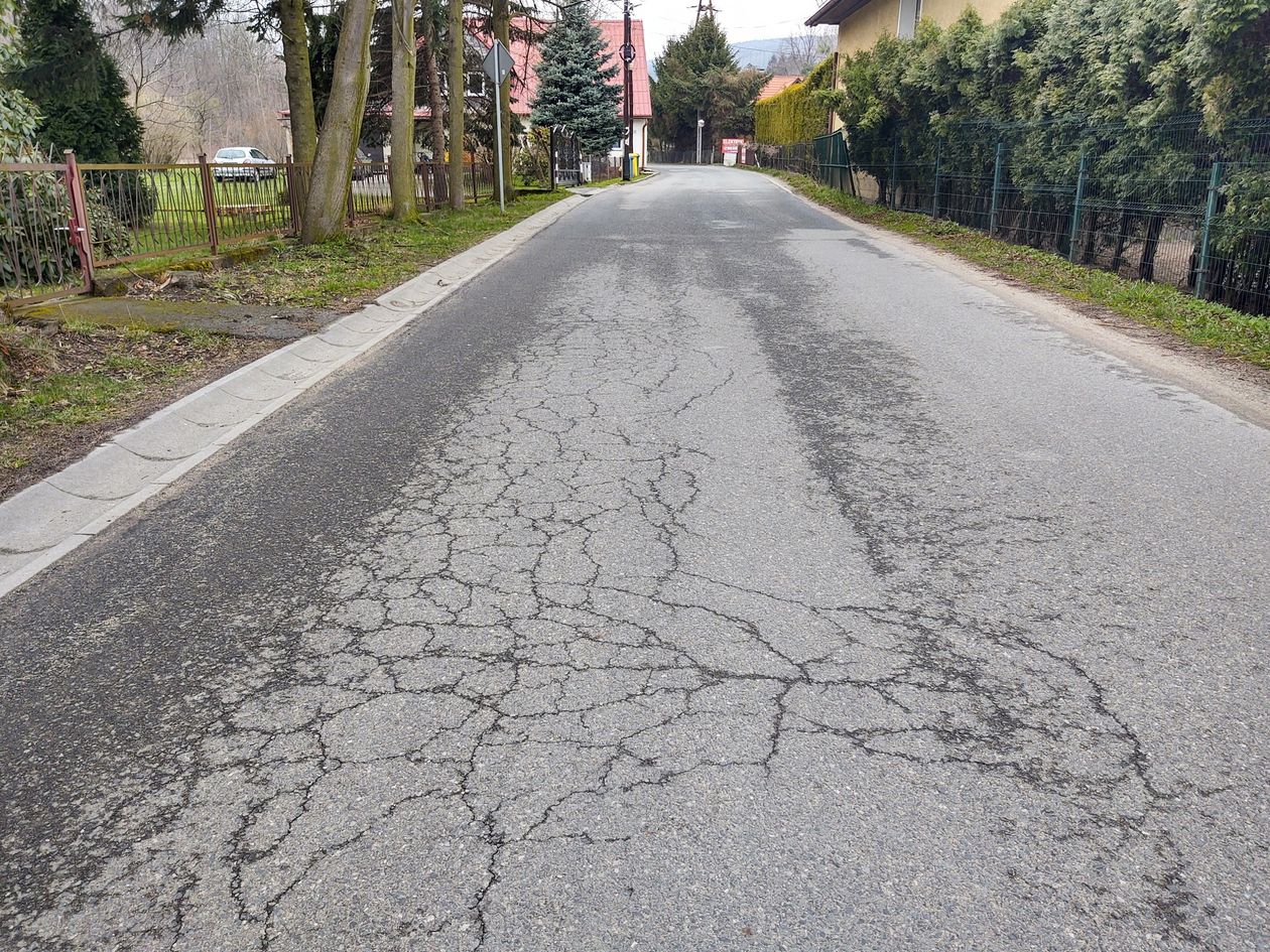 Piechowice: Mieszkańcy Górzyńca: ciężkie samochody rozjeżdżają ulice