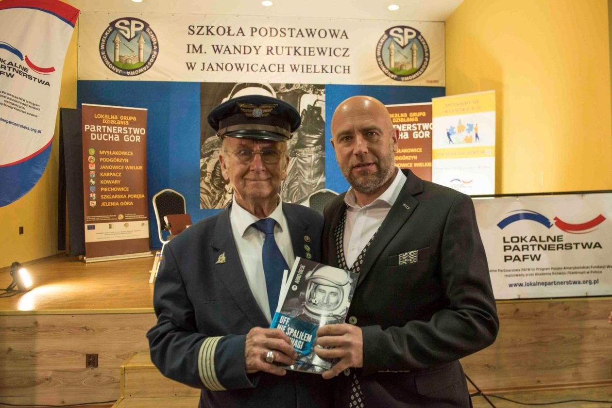 Janowice Wielkie: Spotkanie z legendą lotnictwa płk. Likusem