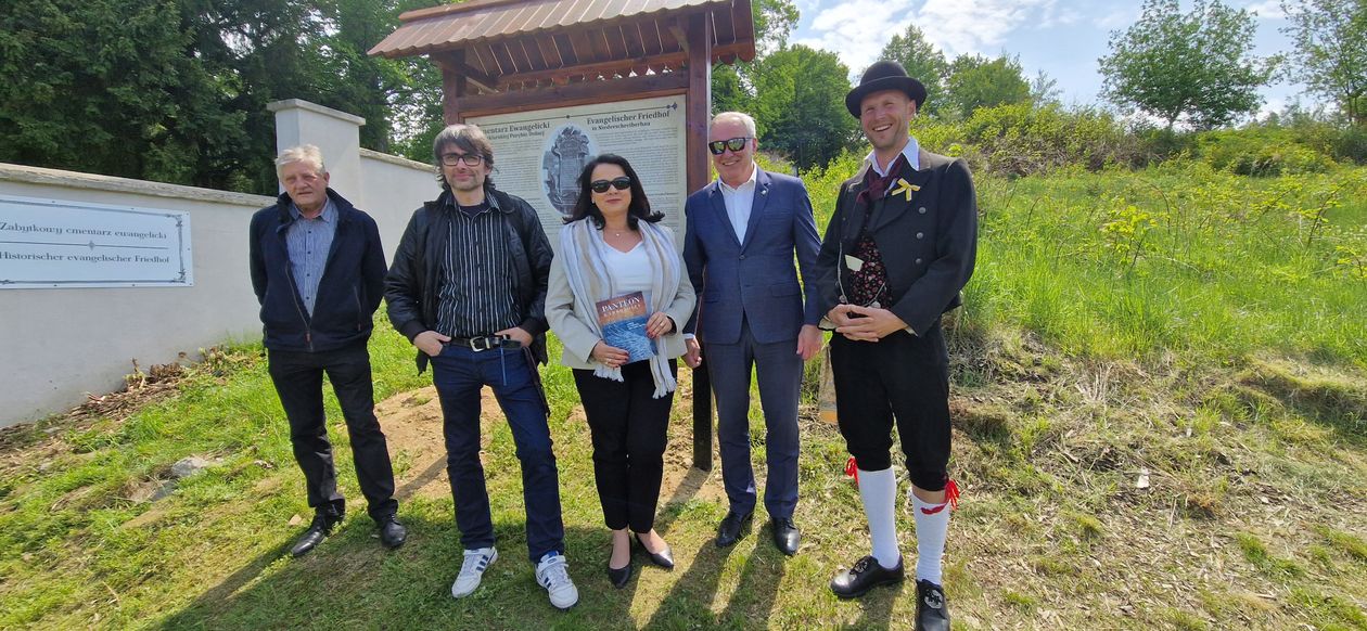 Szklarska Poręba: Nowe tablice informacyjne przed dawnym cmentarzem