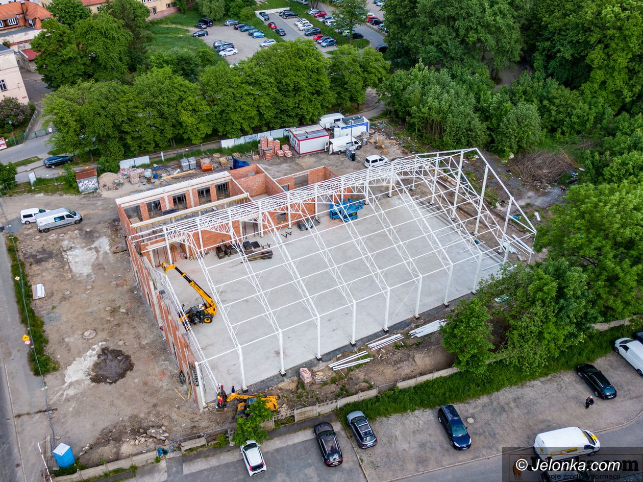 Jelenia Góra: Trwa budowa lodowiska