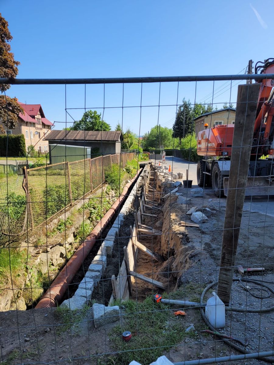 Miłków: Roboty przy odbudowie muru oporowego