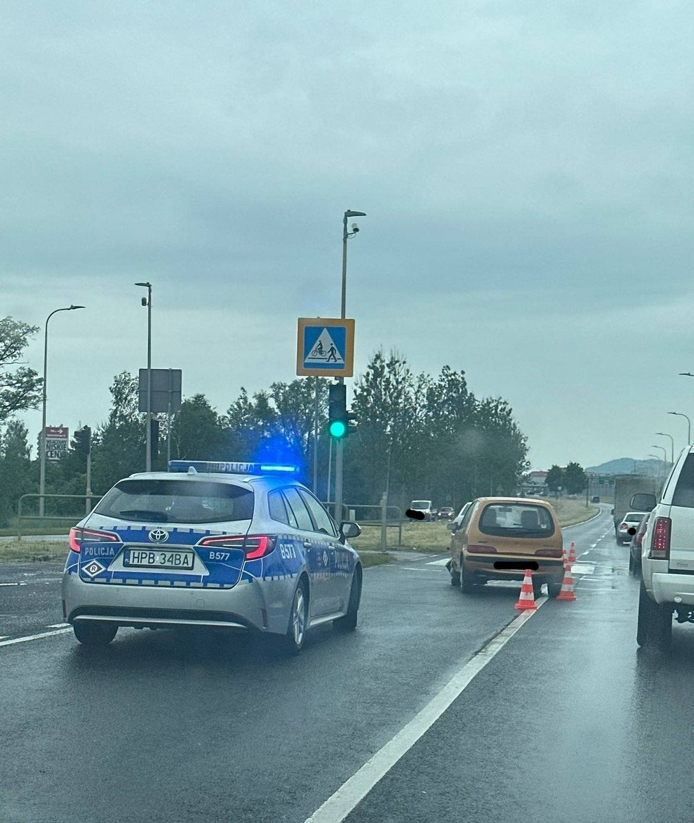 Jelenia Góra: Zderzenie dwóch aut koło Krzyża Milenijnego