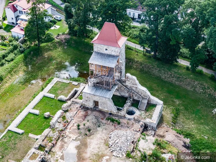 Stara Kamienica: Jedna oferta na remont przyziemia zamku
