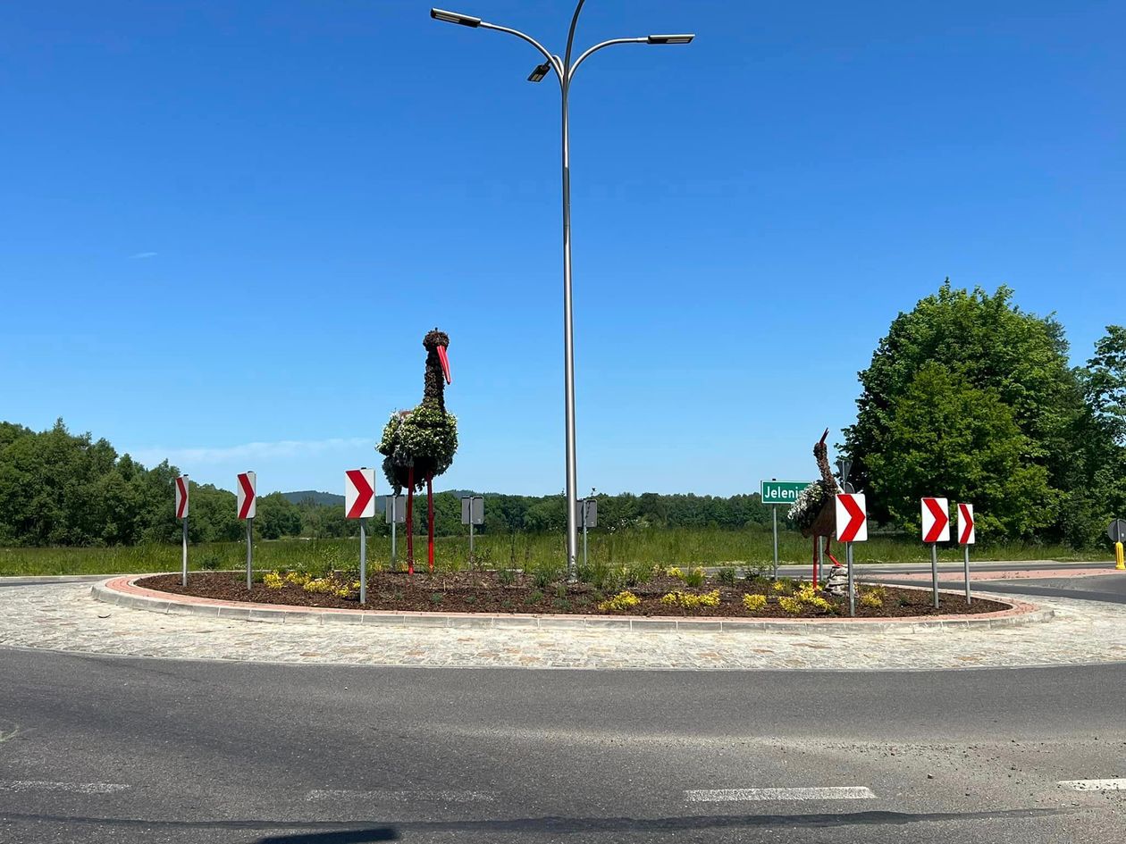 Podgórzyn: Rondo z boćkami cieszy oczy kierowców