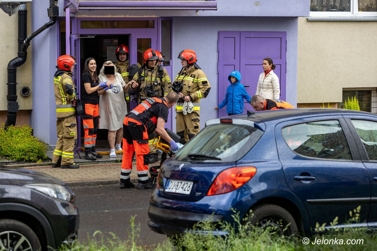 Jelenia Góra: Trzy osoby poszkodowane w pożarze (aktualizacja)