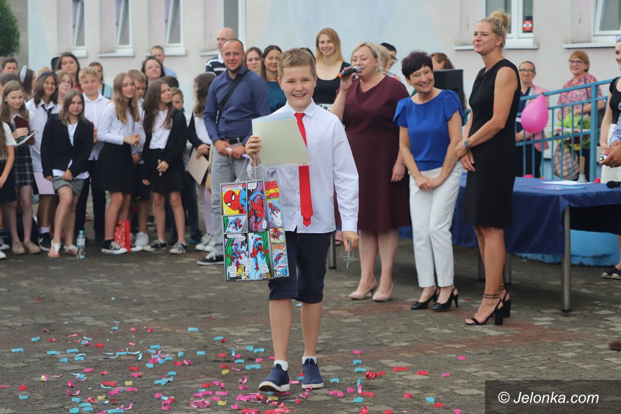 Jelenia Góra: Już wakacje: ostatni dzwonek w Trzynastce