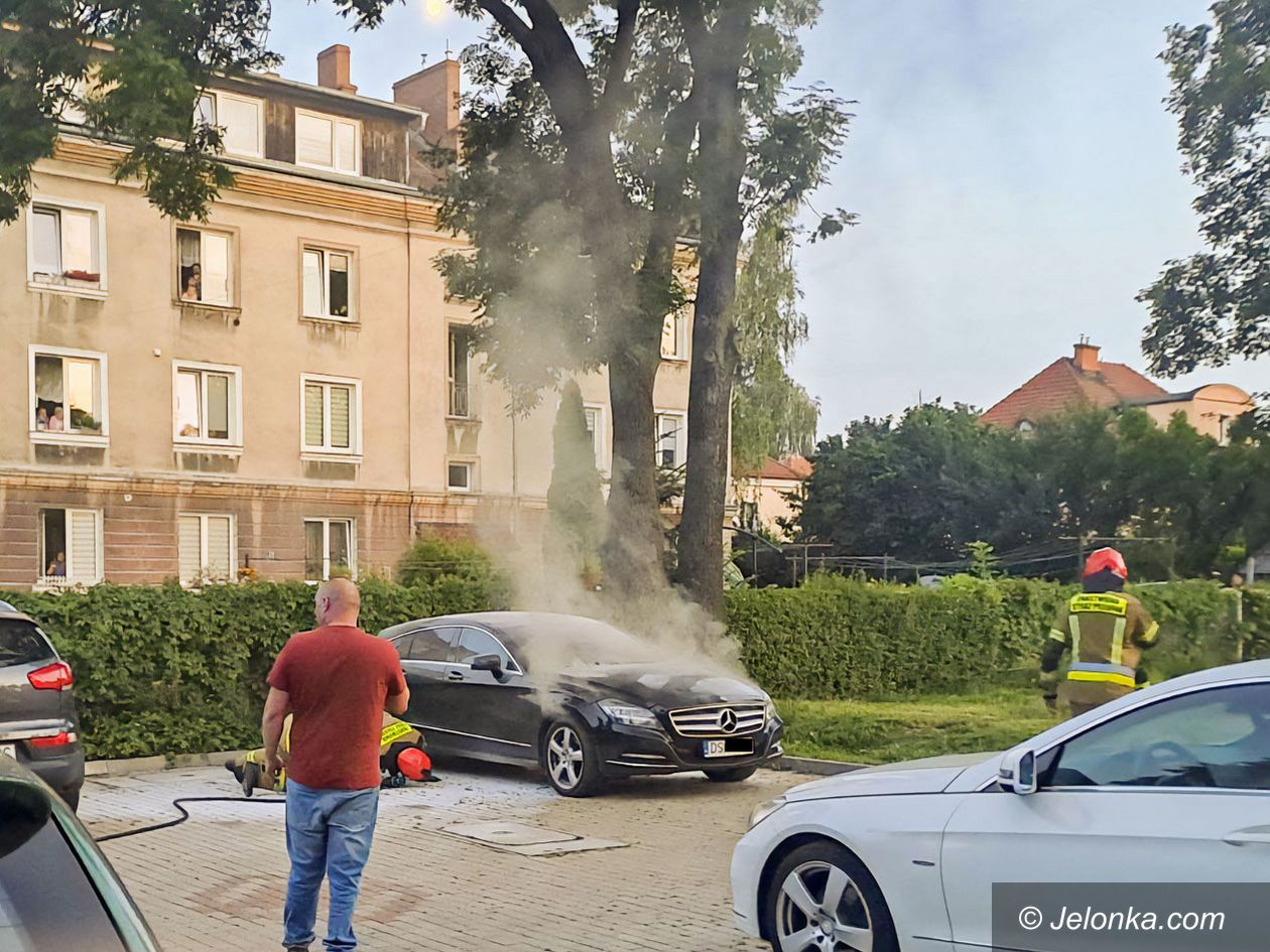Jelenia Góra: Pożar mercedesa