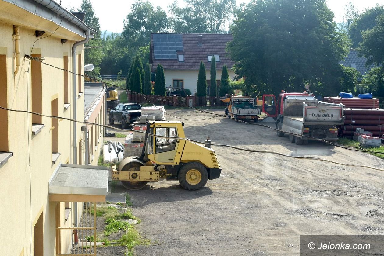 Podgórzyn: Trwa budowa drogi przy magistracie