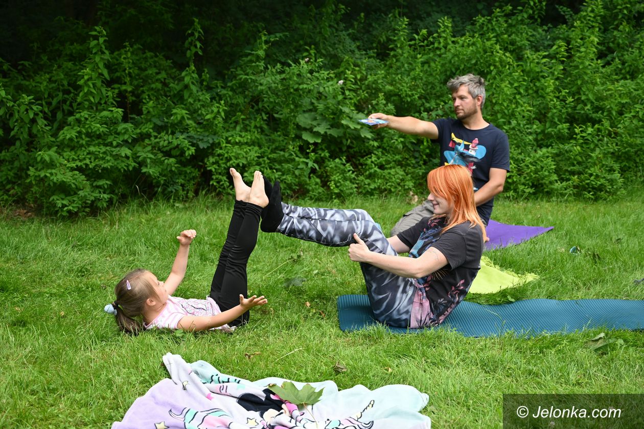 Jelenia Góra: Joga rodzinna w parku