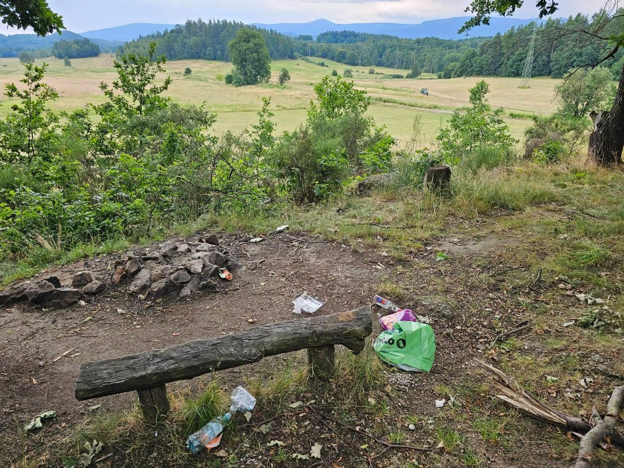 Jelenia Góra/Cieplice: Bałagan na skałkach