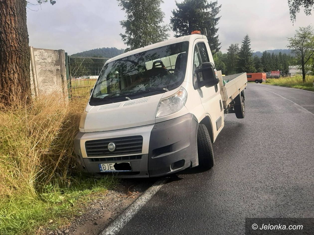 Kowary: Auto wpadło do przepustu