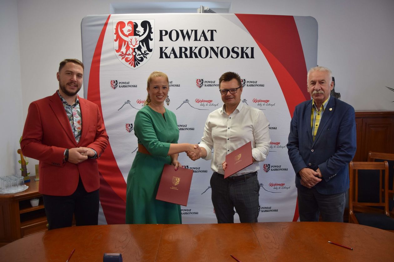 Powiat: Porozumienie Starostwa z Fundacją spod Szrenicy