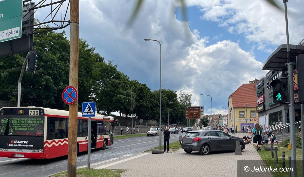 Jelenia Góra: Trzy osoby ranne w wypadku przy Nowym Rynku