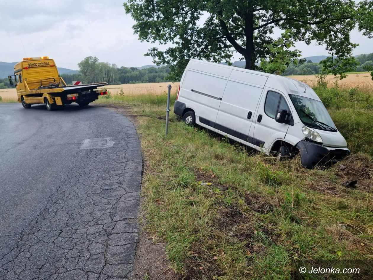 Sobieszów: Dostawczy fiat w rowie