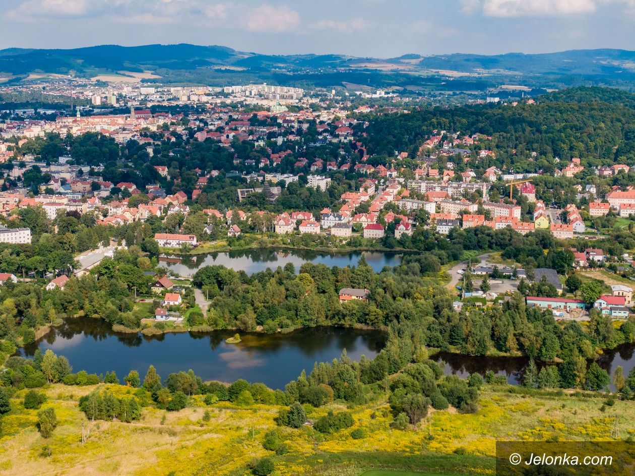 Jelenia Góra: Przejście... toaletą i siedliskiem kleszczy
