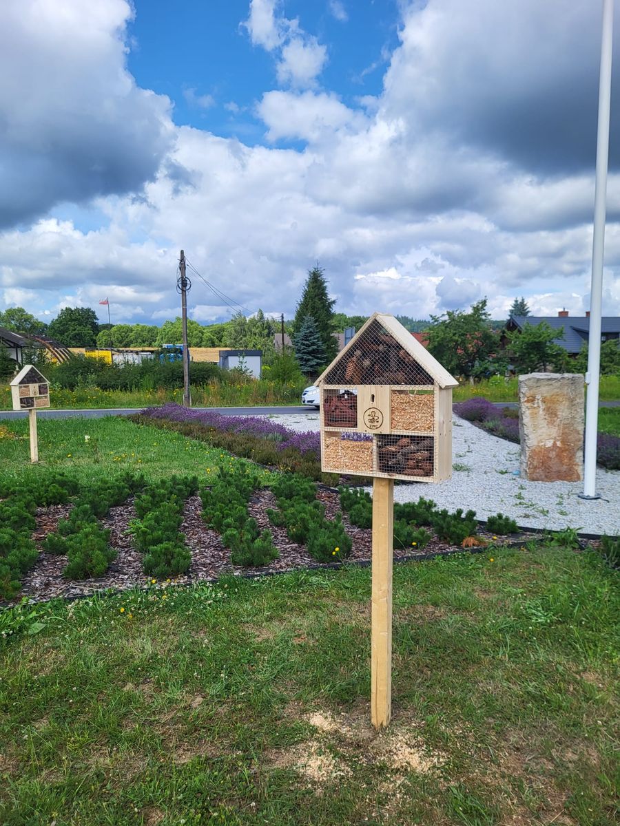 Mysłakowice: Rondo z domkami dla owadów pożytecznych