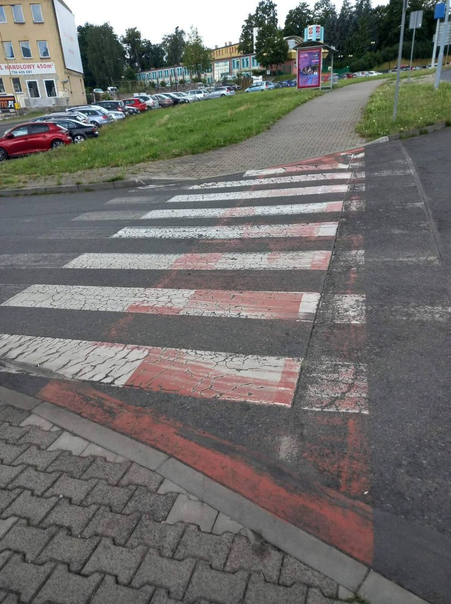 Jelenia Góra: Tak powinny wyglądać pasy na przejściu?