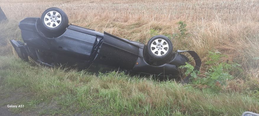 Region: Deszcz plus prędkość. Audi w rowie
