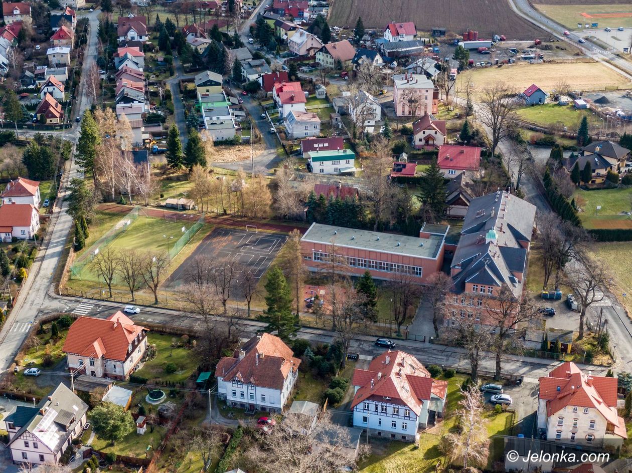Jelenia Góra-Sobieszów: Miejsce do relaksu z siłownią przy SP nr 15