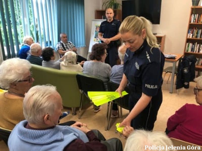 Jelenia Góra: Policjanci u seniorów