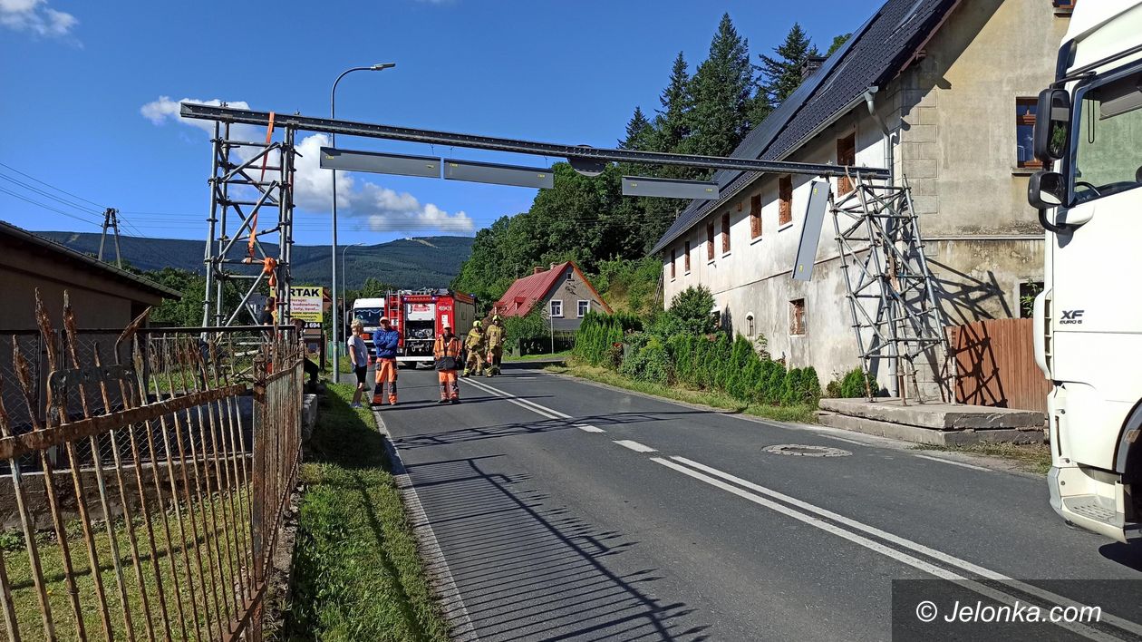 Region: Uszkodził bramę i zwiał, droga zablokowana