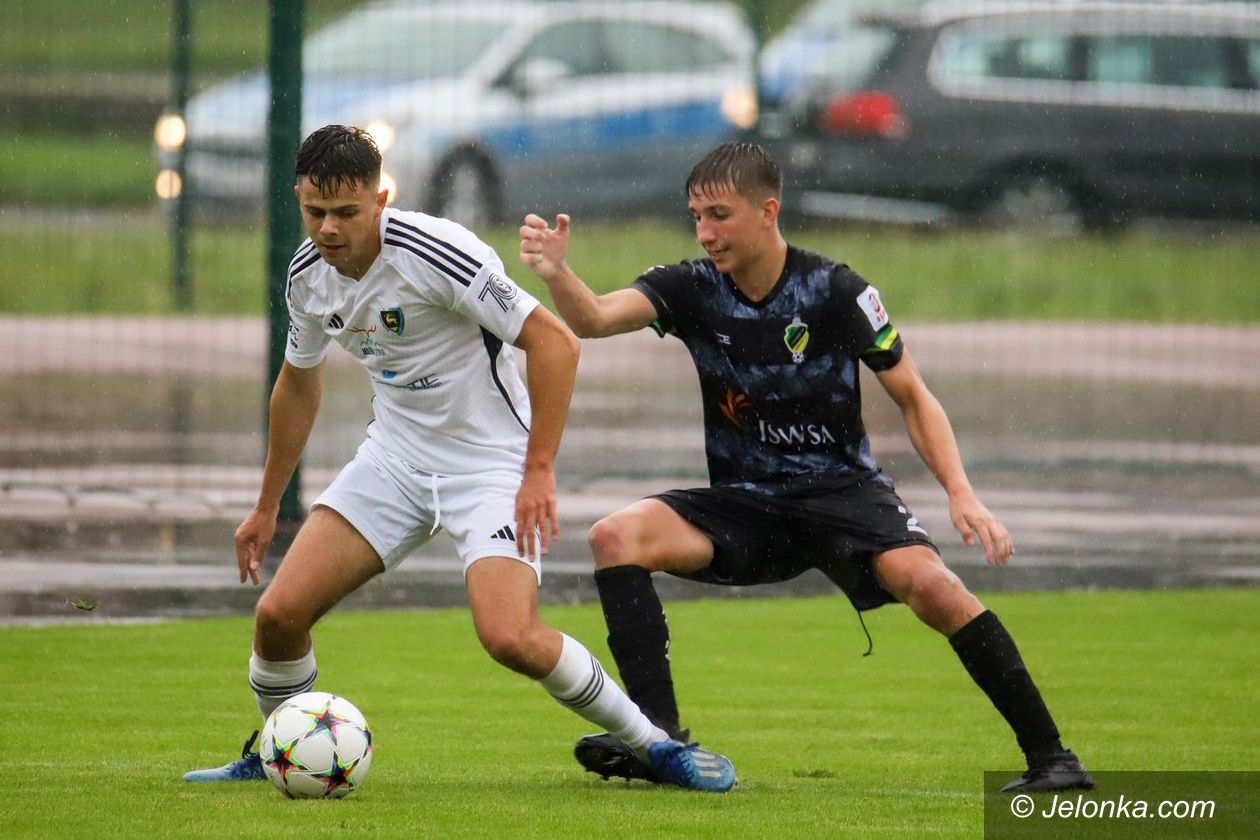 III liga: Cenny wyjazdowy punkt Karkonoszy [TABELA]