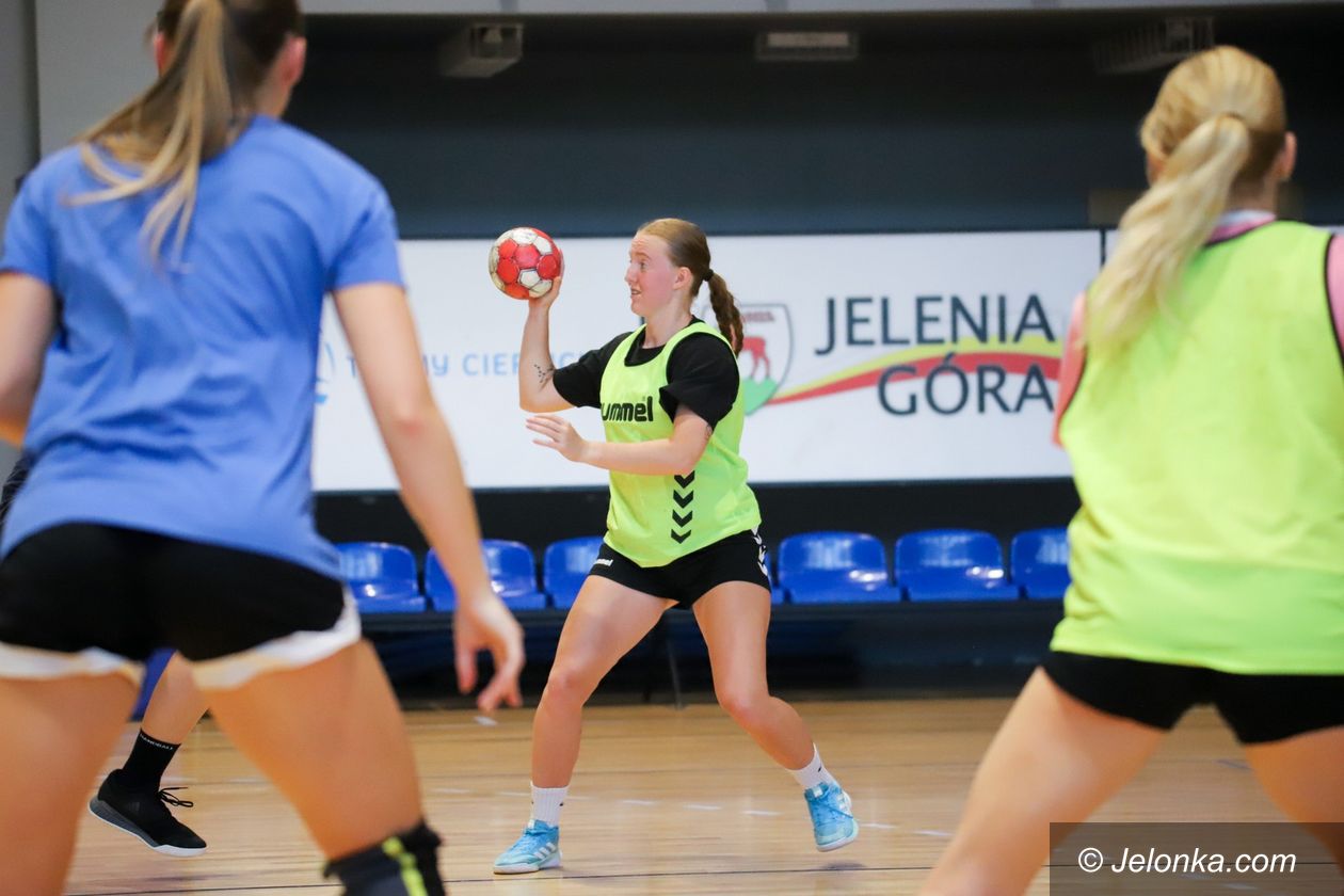 Jelenia Góra: Szczypiornistki trenują w hali