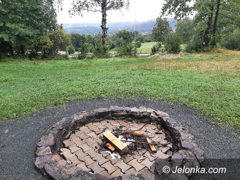 Kowary: Naprawili wiatę