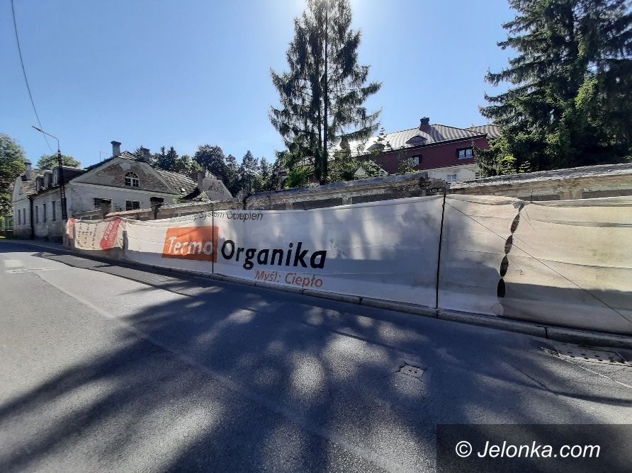 Kowary: Remontują mur