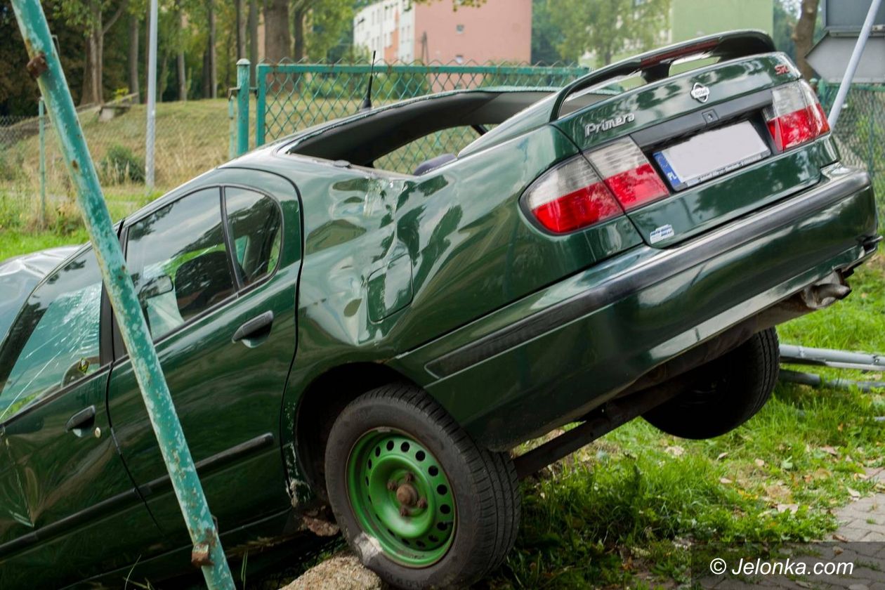 Jelenia Góra: Wjechał prawie do dyrektora