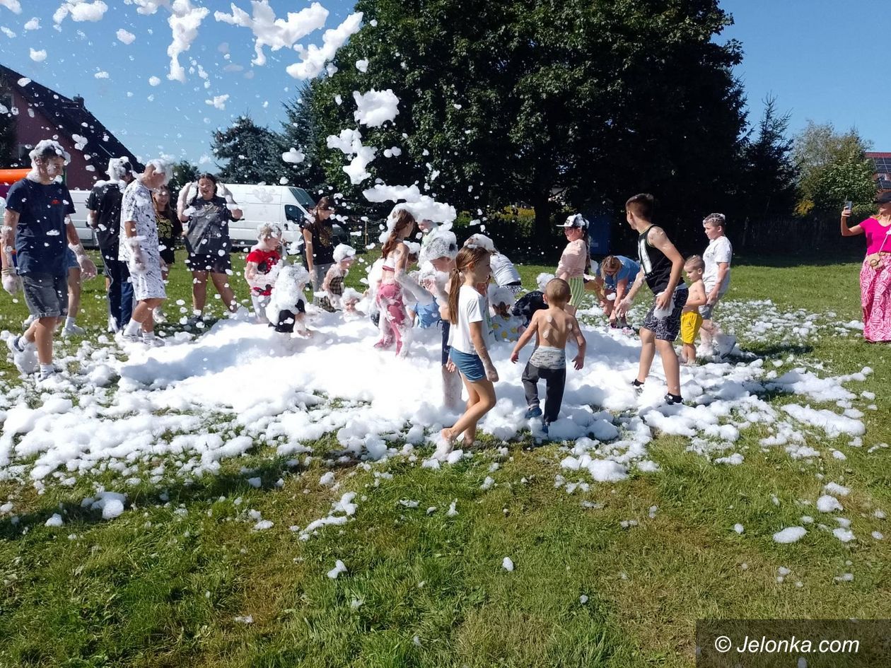 Janowice Wielkie: Dzieci w pianie