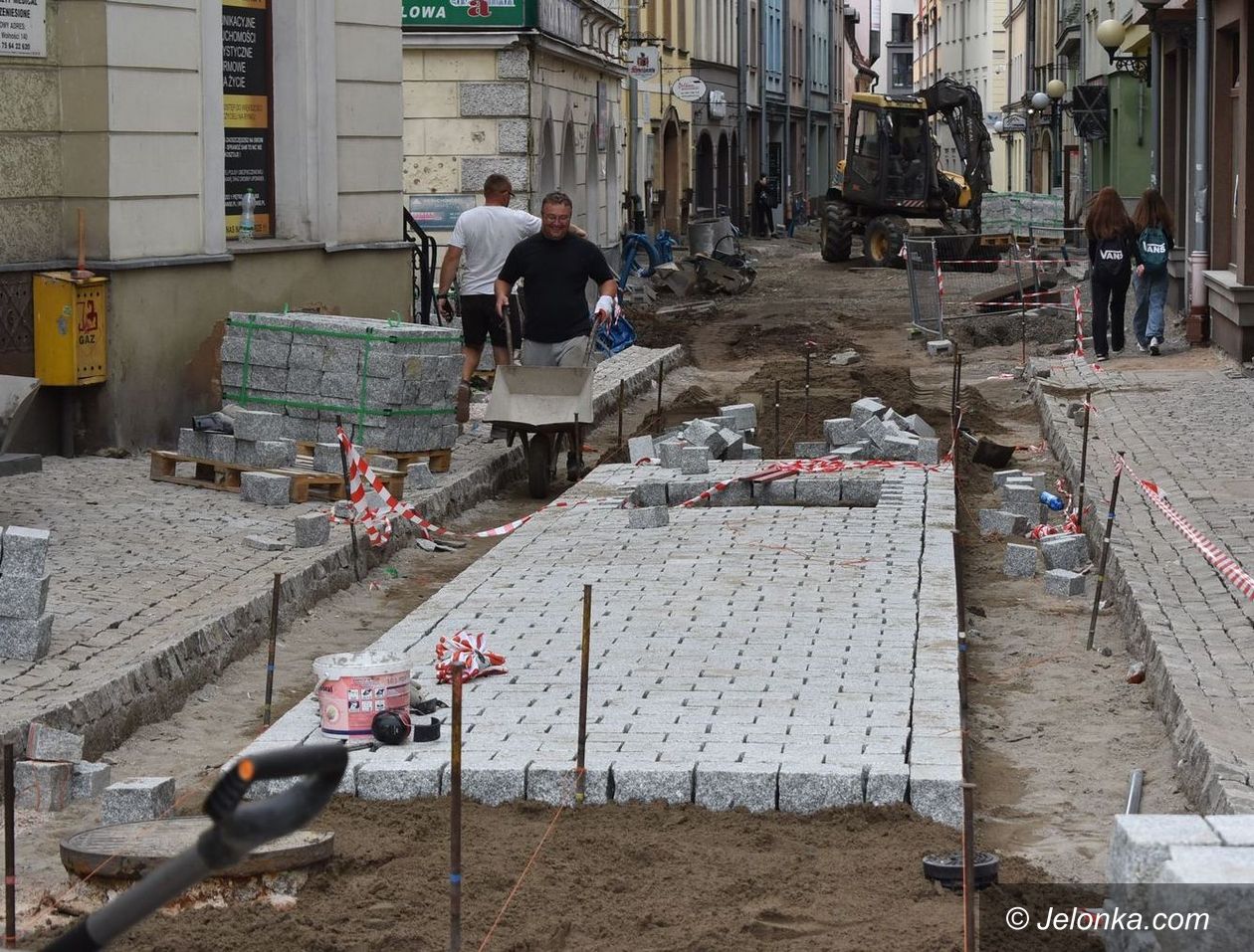 Jelenia Góra: Układają kostkę na Krótkiej
