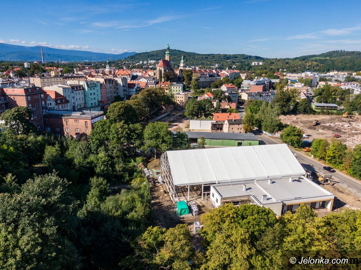 Jelenia Góra: Budowa lodowiska – zdjęcia z lotu ptaka