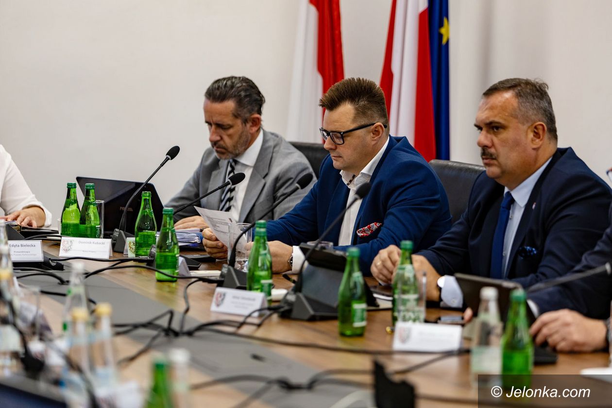 Powiat: O akcji saperów na sesji w powiecie