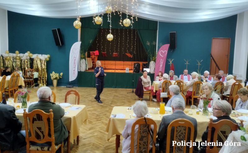 Barcinek: Policja u seniorów