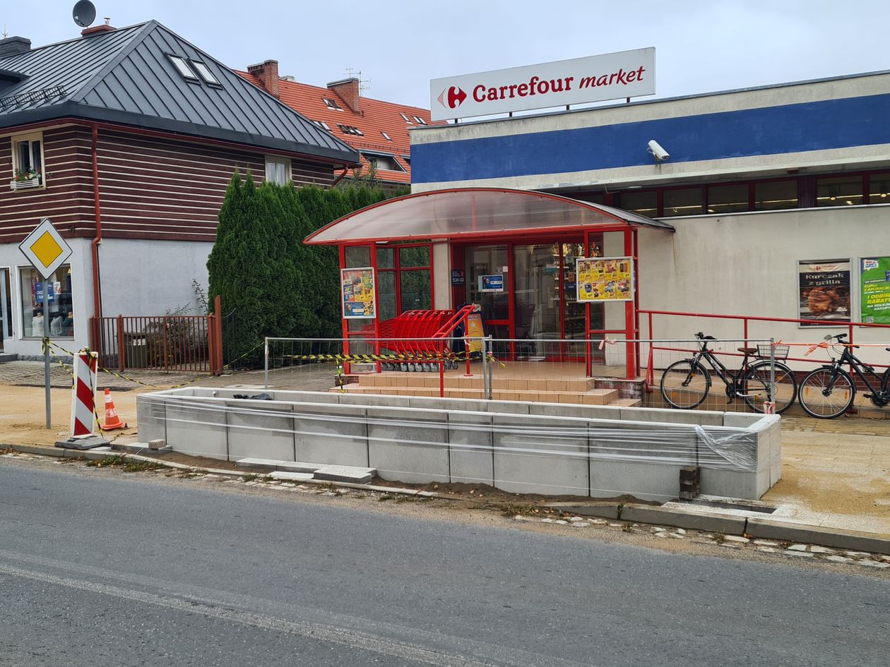 Piechowice: Czytelniczka: Donice jak grobowce