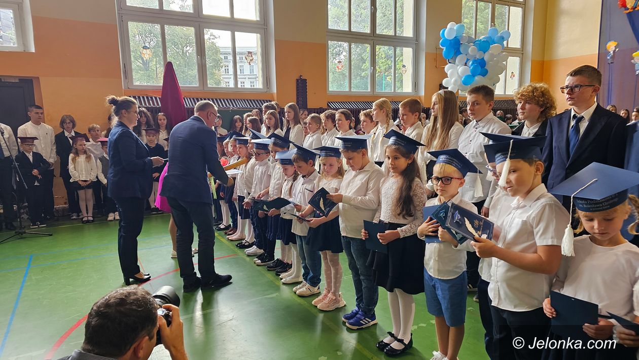 Jelenia Góra: Pasowanie pierwszaków w SP2