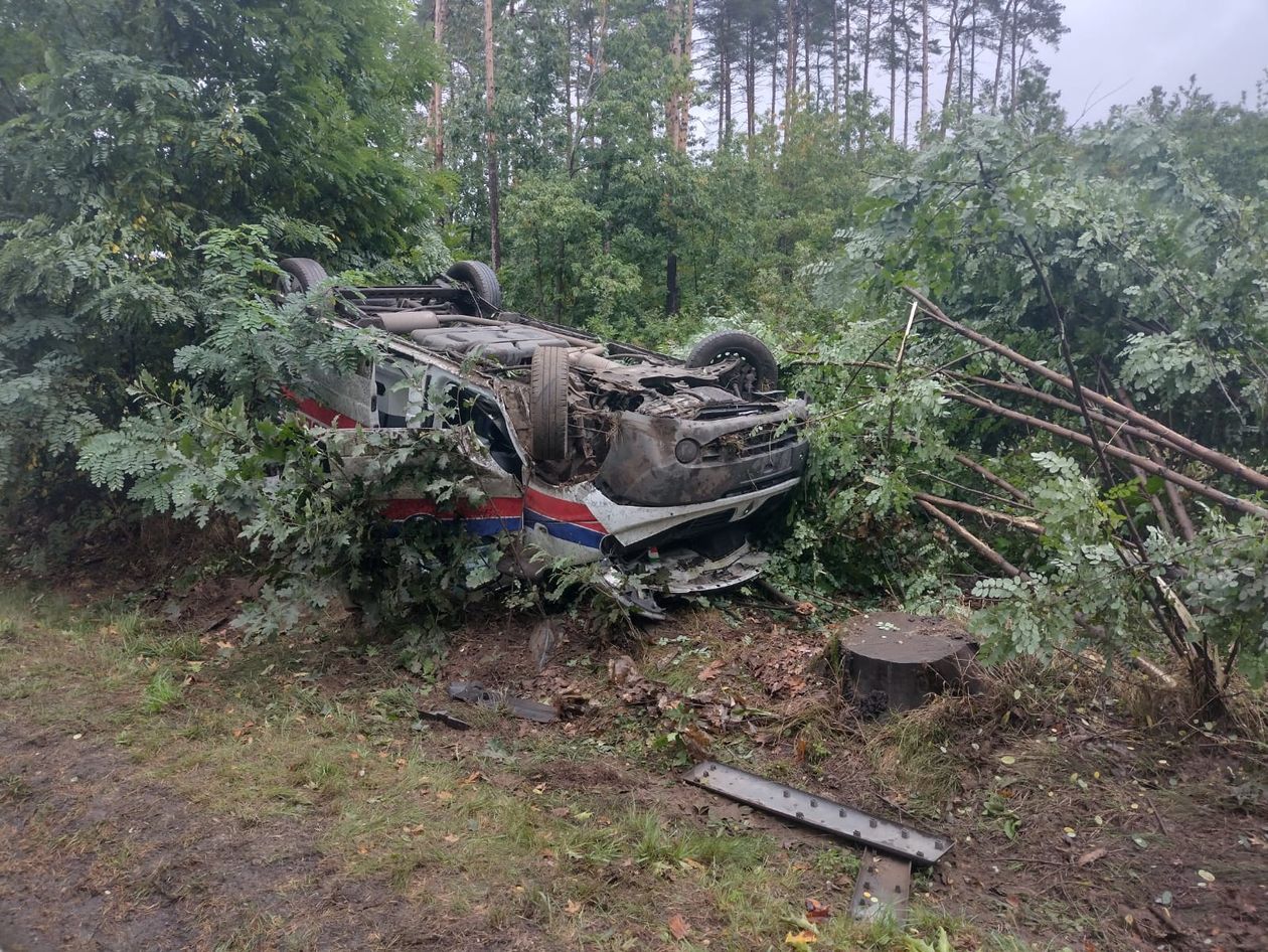 Węgliniec: Dachowanie karetki