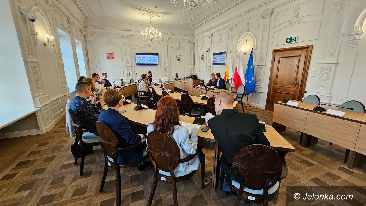 Jelenia Góra: Młodzi debatują