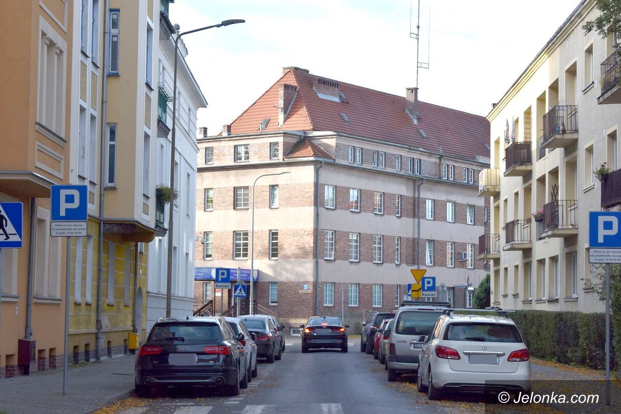 Jelenia Góra: Kasują miejsca parkingowe